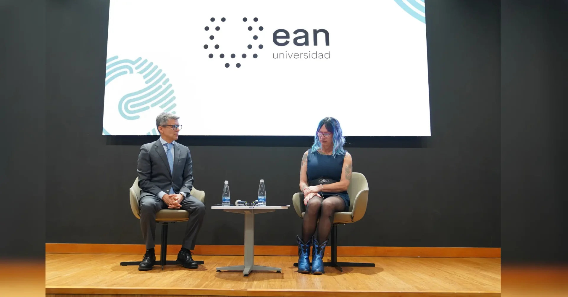 Estudiantes beneficiarios de Icetex accediendo a formación gratuita con la Universidad Ean.