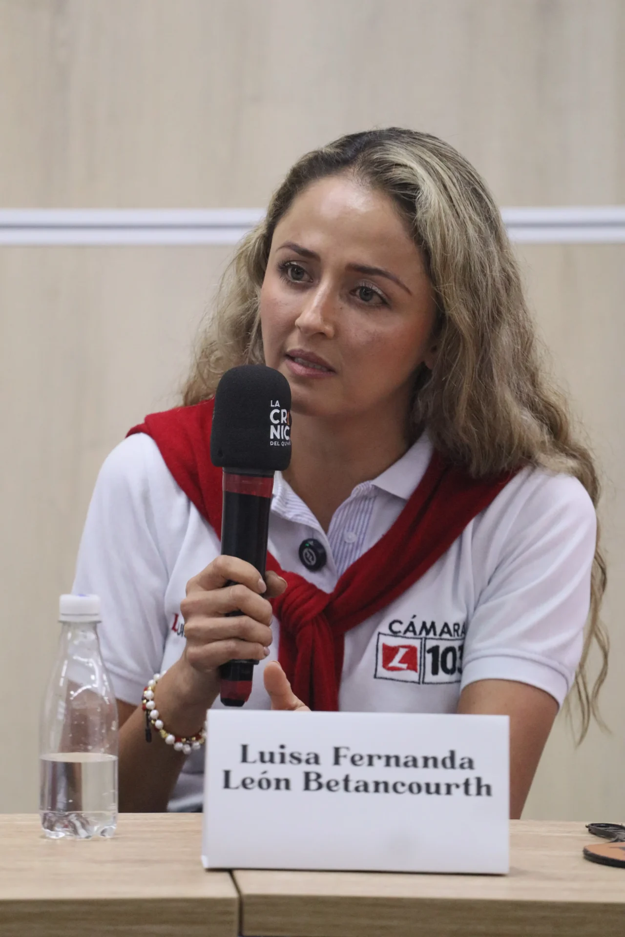 Luisa Fernanda León Betancourth "Nada tengo que ver con ellas. Mi candidatura es independiente; nunca he trabajado políticamente con Sandra Bibiana Aristizábal ni con Piedad Correal. Soy completamente ajena a sus grupos y no pertenezco a ningún grupo político. Hago campaña como ustedes: en la calle, con la gente y con propuestas".